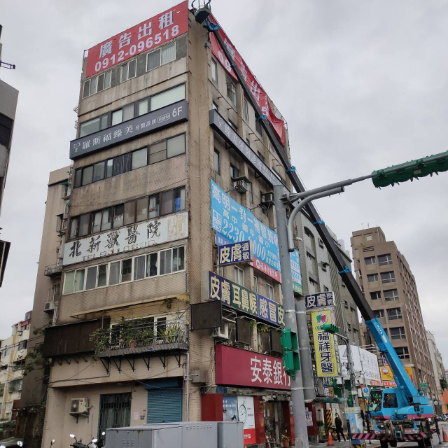 黃金T字路口，正面、側面，2面超明顯廣告看板